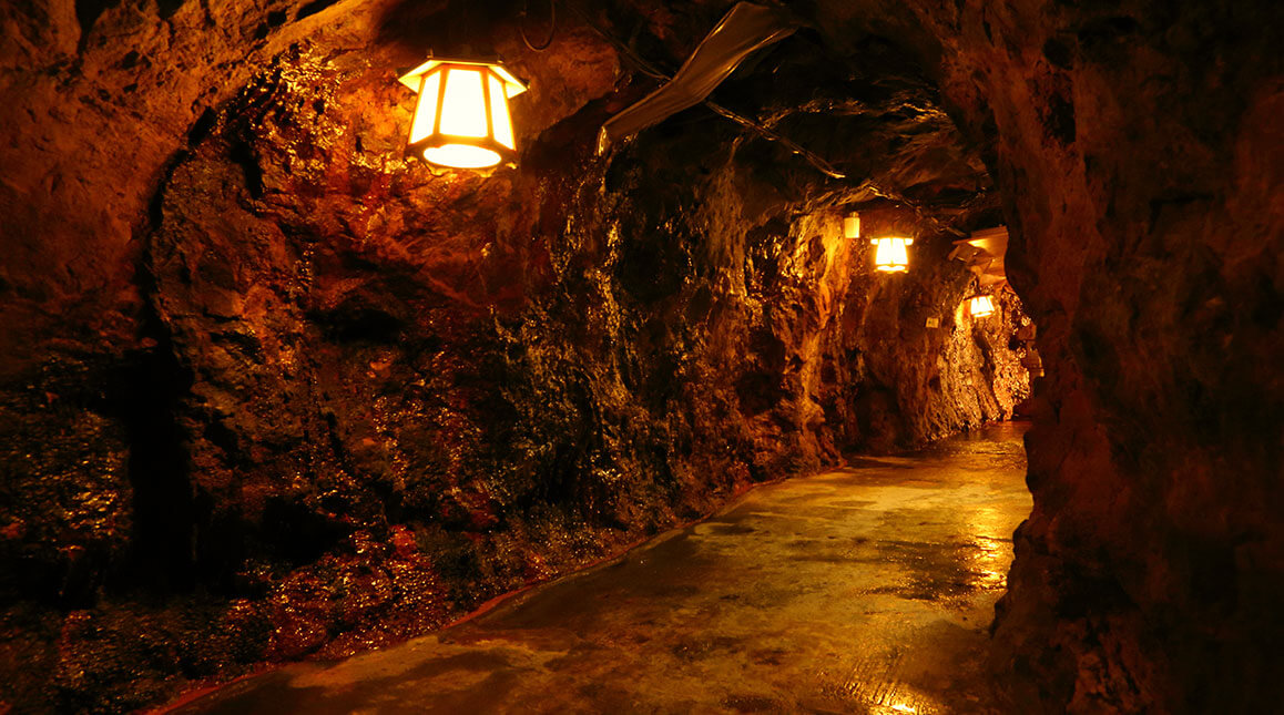 約200ｍに及ぶ洞窟内歩道